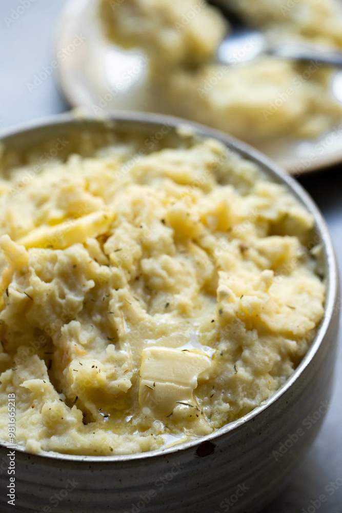 bowl of mashed potatoes 