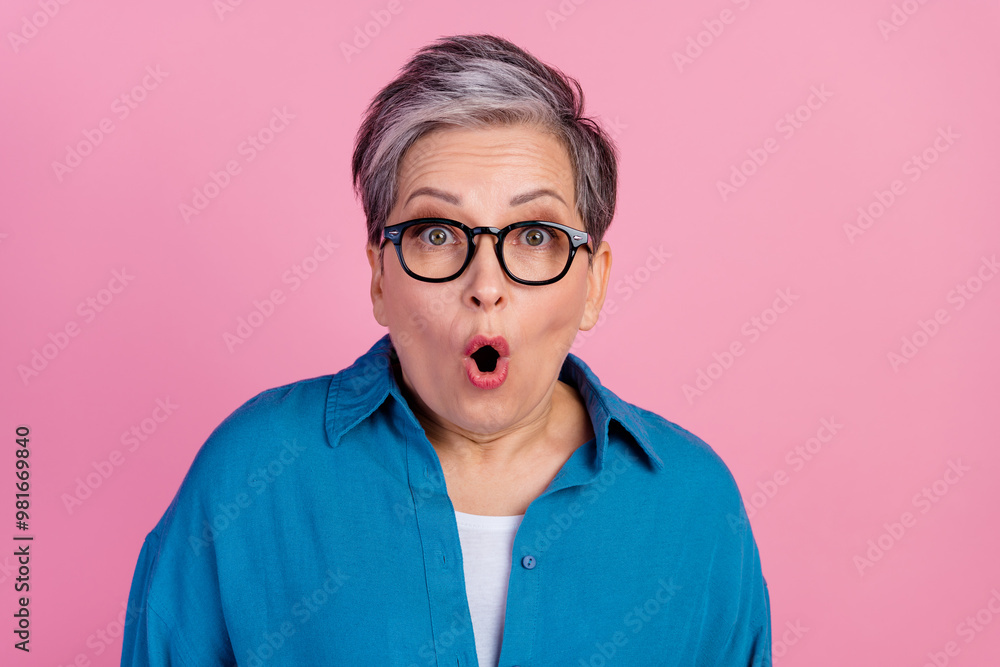 Photo portrait of pretty retired female shocked scared face wear trendy blue outfit isolated on pink color background Photo portrait of pretty retired female shocked scared face wear trendy blue outfit isolated on pink color background