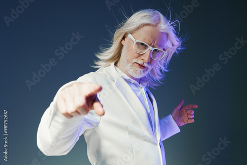 Foto Portrait of a confident elderly man with long white hair in a stylish suit point
