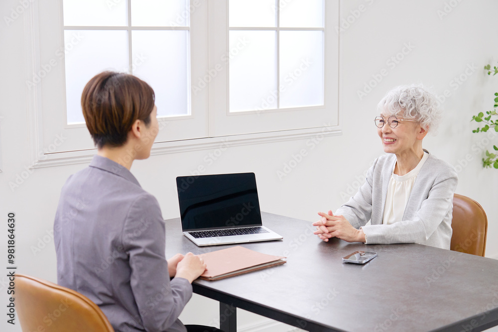 打ち合わせで話すビジネスウーマン 打ち合わせで話すビジネスウーマン