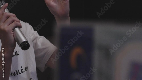 woman singing in a karaoke box.  カラオケボックスで歌う女性