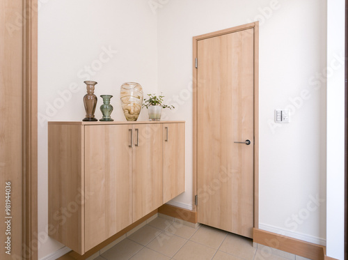 靴箱とウォークイン収納のある玄関