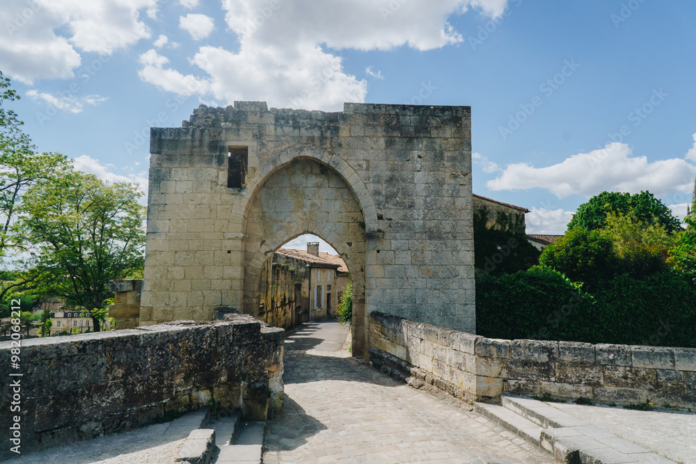 Obraz premium Arch entrance into Saint-Émilion, France.