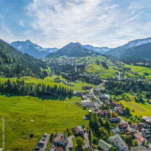 Sonniger Tag im September im Kleinwalsertal rund um den Hauptort Riezlern photo