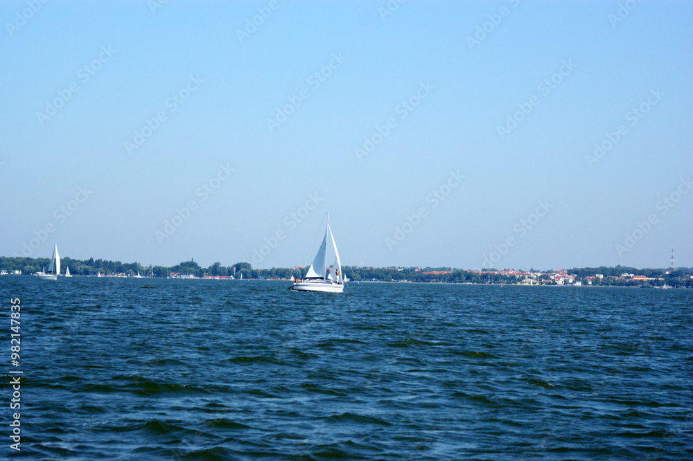 Obraz premium sailboat boat floats on the lake