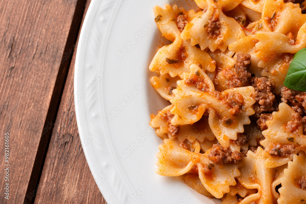 Φωτογραφία Piatto di deliziose farfalle al ragù, pasta italiana, gastronomia europea