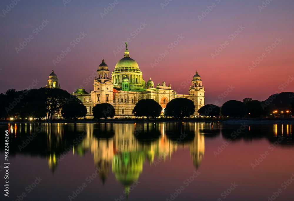 Obraz premium Victoria memorial lit up at sunset, Kolkata, India
