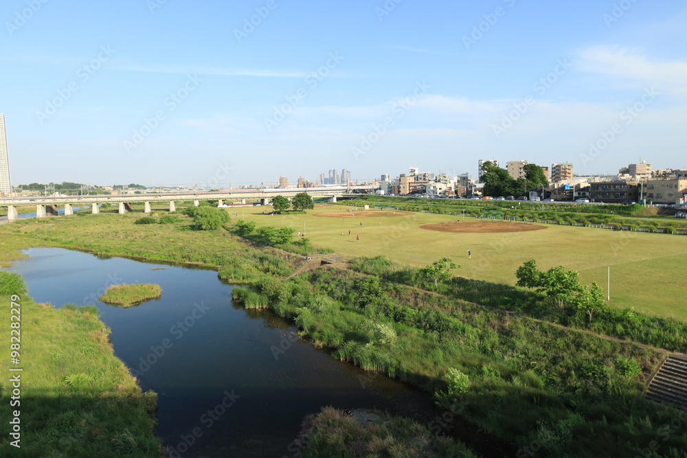 Obraz premium 二子玉川駅周辺にある多摩川の河川敷にあるグランドの風景