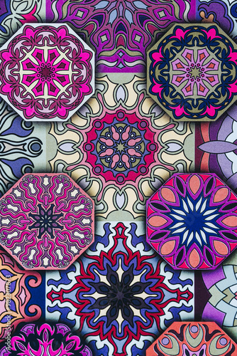 Arrière plan coloré avec motif graphique mandala coloriage