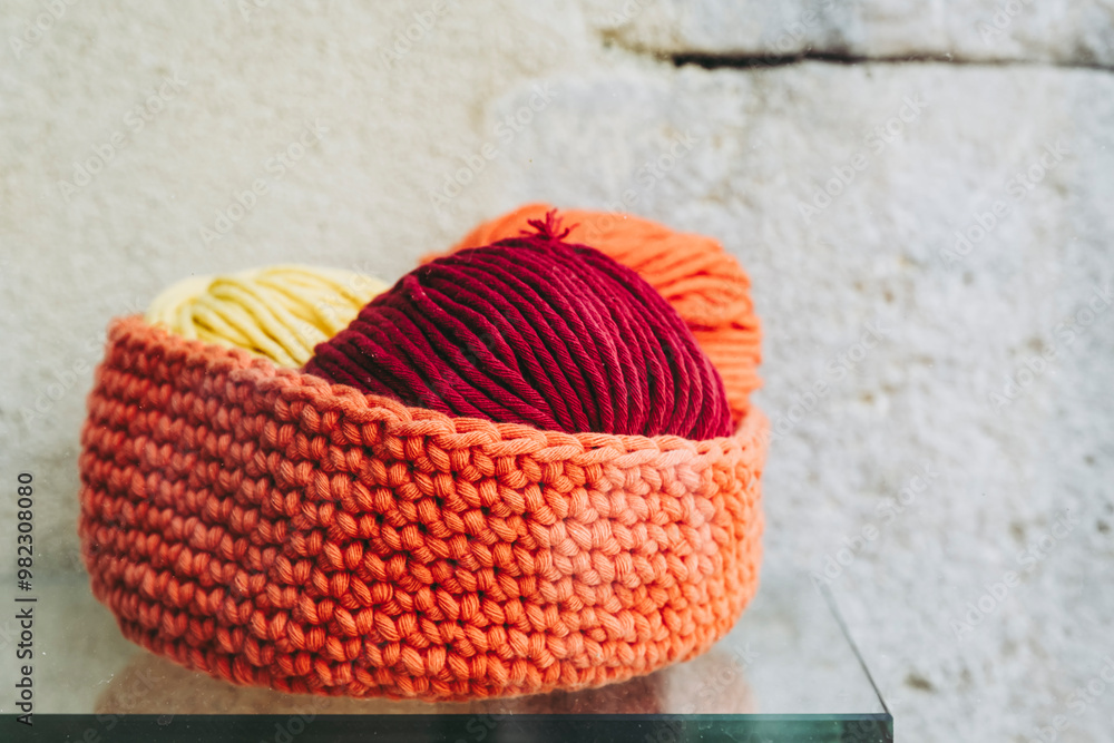 Joli panier en laine tricoté main de couleur orange avec des pelotes de laine