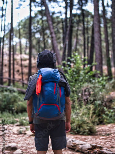 Wallpaper Mural Un Uomo che fa trekking in montagna con uno spettacolare scenario Torontodigital.ca