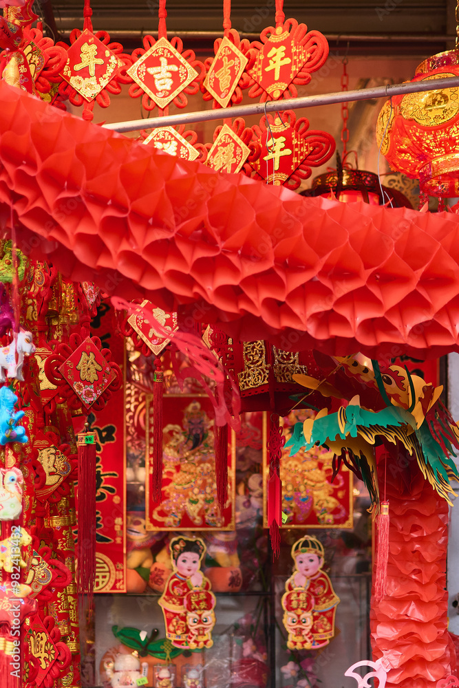 Obraz premium Chinese decorations in red and gold tones, hanging abundantly, ideal for traditional festivities. The patterns and Chinese characters symbolize good luck and prosperity.