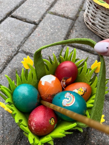Foto easter basket with decorated colored eggs salt bread paskha and candle for light