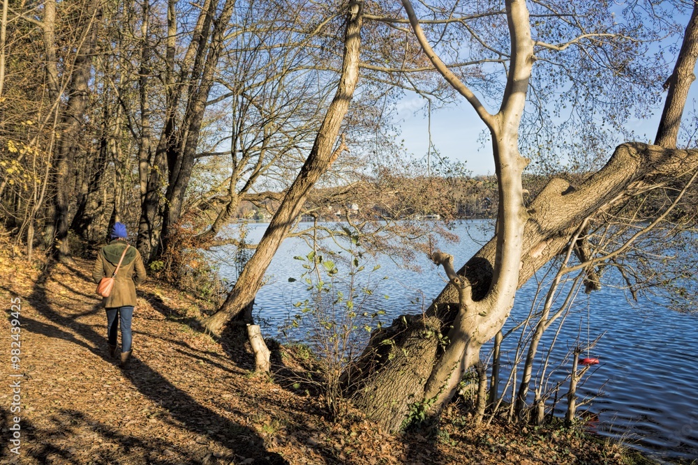 erkner, deutschland - spaziergang am ufer vom flakensee