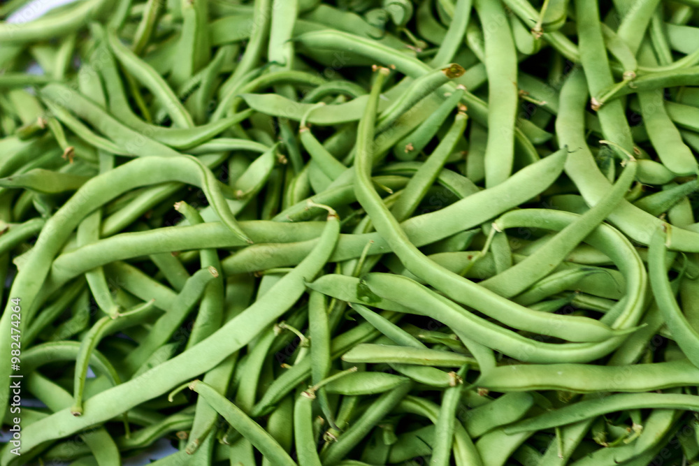 Detailed image of fresh green beans with a focus on their texture and intense color. Excellent for representing themes of healthy eating, organic products, and gourmet cooking. Detailed image of fresh green beans with a focus on their texture and intense color. Excellent for representing themes of healthy eating, organic products, and gourmet cooking.