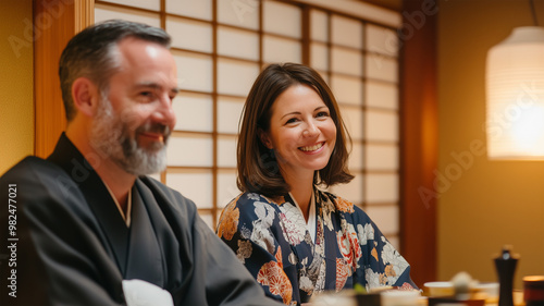 日本の旅館で撮影する外国人カップル