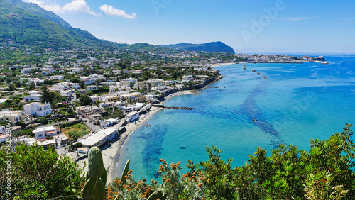 Blick auf Forio und die Wallfahrtskirche Maria del Soccorso auf Ischia im Golf von Neapel 