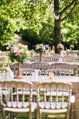 Obraz na płótnie Elegant Outdoor Wedding Reception Setup with Decorated Table and Chairs w salonie
