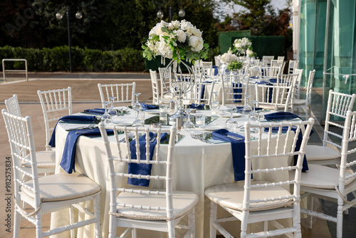 Obraz na płótnie Elegant Outdoor Wedding Stage with Pink and White Floral Decor Overlooking City w salonie