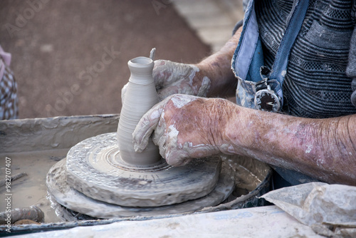 фотографія Closeup of hands of potter on ceramic