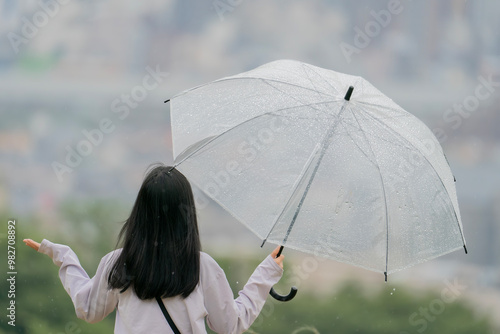 雨が降っているか確かめる女性