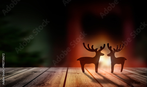 Weihanchtliche Stimmung in einem Kaminzimmer mit Holztisch im Vorderbgrund