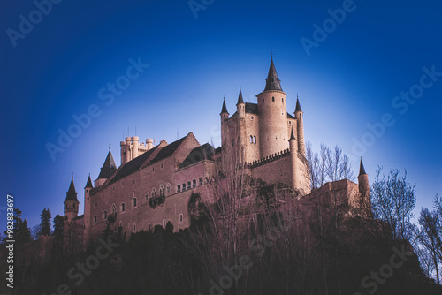 Fortaleza alcázar de segovia con cielo despejado