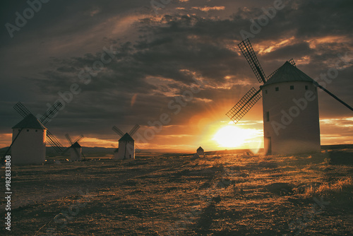 Atardecer con nubes y molinos