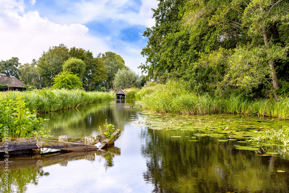 Canal with idyllic nature in Giethoorn, Niederlande Canal with idyllic nature in Giethoorn, Niederlande