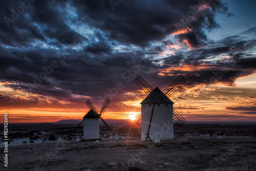 Atardecer con molinos y nubes
