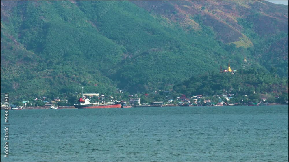 Vue fixe sur Kawthaung avec un bateau cargo Vue fixe sur Kawthaung avec un bateau cargo