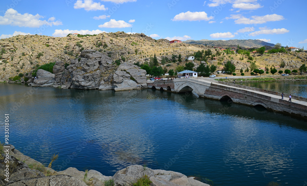 Fototapeta premium Cesnigir Bridge, located in Karakecili, Kirikkale, Turkey, was built in the 13th century. 