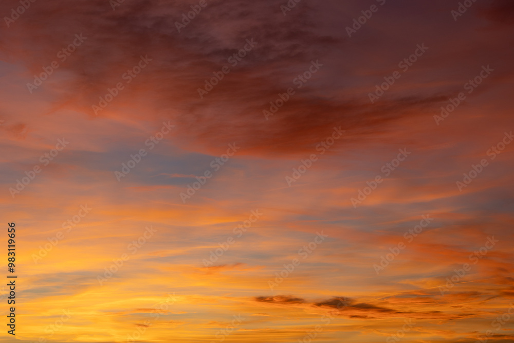 Fototapeta premium The stunning evening sky is filled with colorful clouds illuminated by the setting sun, creating a breathtaking view of nature's beauty