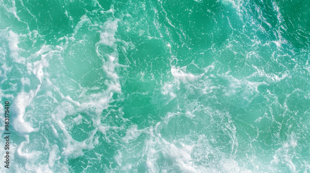 Obraz premium A large body of water with waves constantly rising and falling at the surface