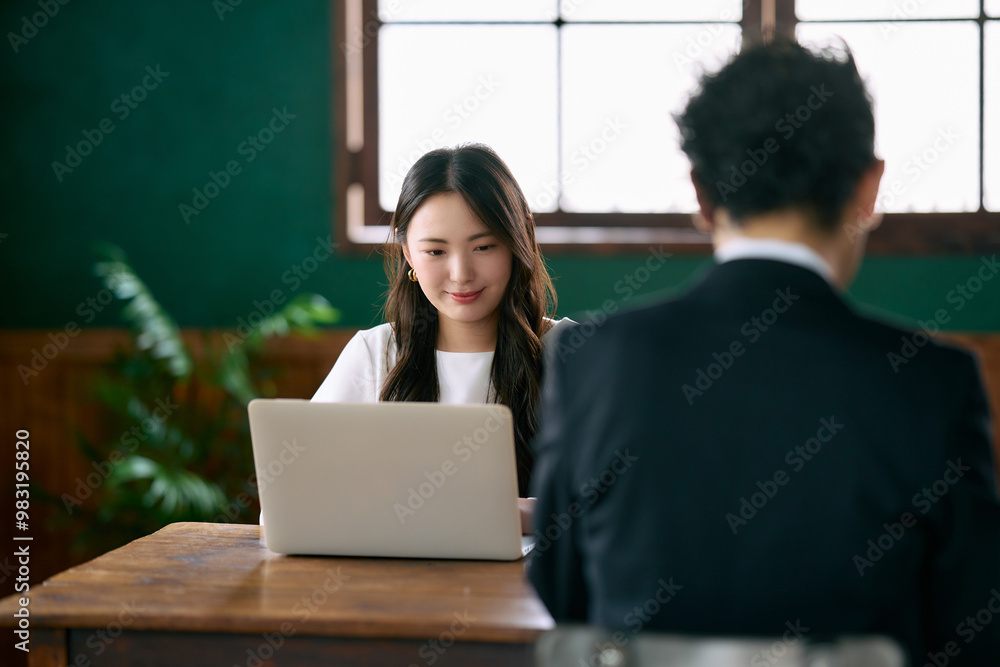 タイピングする若い女性 タイピングする若い女性