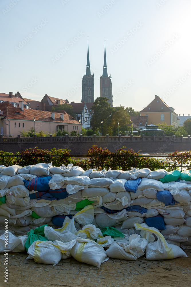 Wrocław - worki z piaskiem - ochrona przed powidzią