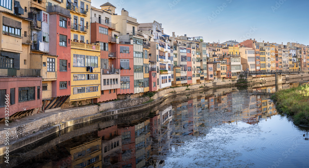 Houses of the Onyar River (Cases de l'Onyar), houses declared Architectural Heritage of Catalonia, Girona, Catalonia, Spain Houses of the Onyar River (Cases de l'Onyar), houses declared Architectural Heritage of Catalonia, Girona, Catalonia, Spain