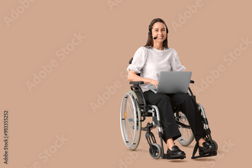 Female technical support ag...