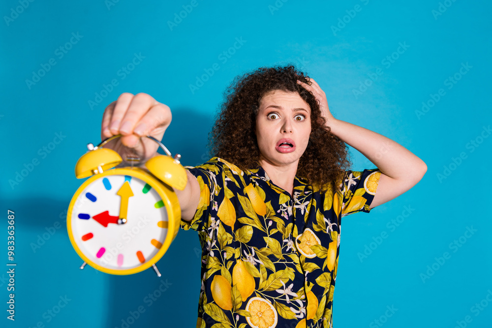 Φωτογραφία Photo of worried nervous girl wear stylish print clothes hold alarm clock late m