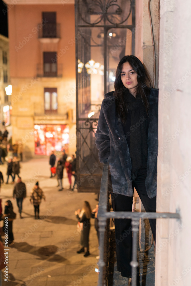 MUJER MORENA EUROPEA POSANDO INVIERNO 2023 MUJER MORENA EUROPEA POSANDO INVIERNO 2023