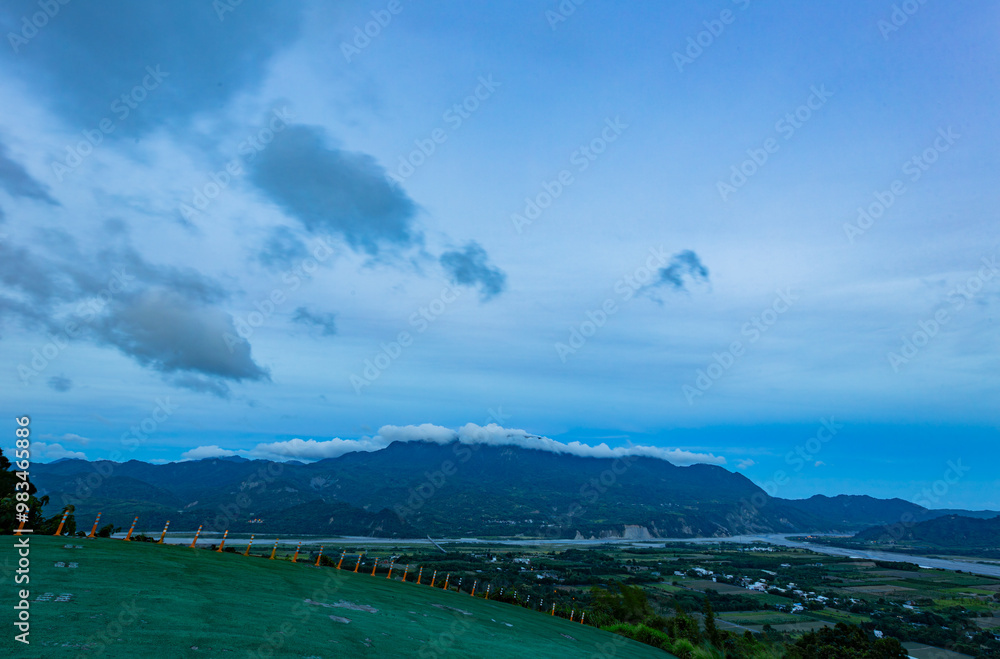 Obraz premium Sunset view of the paragliding spot of Luye Highlands