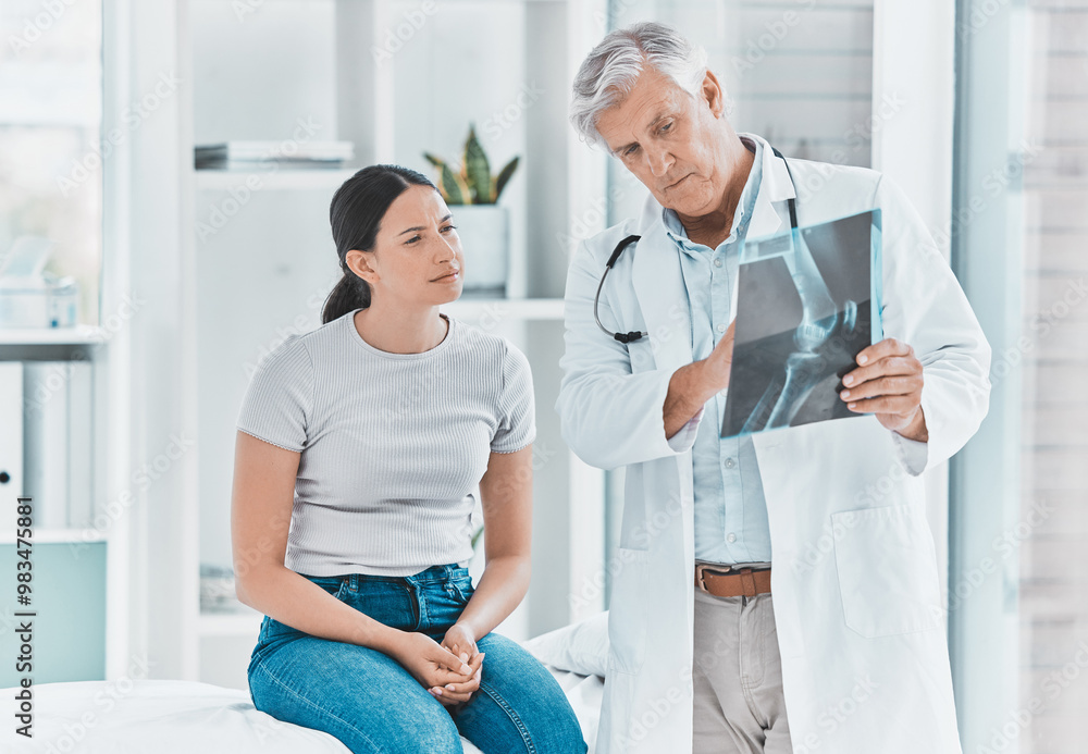 Obraz premium Healthcare, medical or x ray with doctor and patient in hospital for diagnosis or feedback. Consulting, medicine or wellness with medicine professional man and woman in clinic for discussion