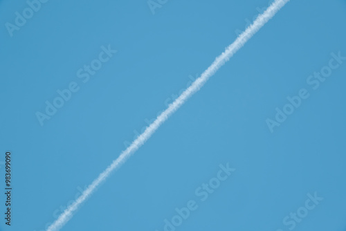 青空に走る長い飛行機雲 旅行・航空機・アウトドアの背景