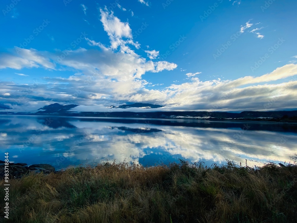 Fototapeta premium Beautiful views of mountains and blue sky with clouds reflect in the Lake water 
