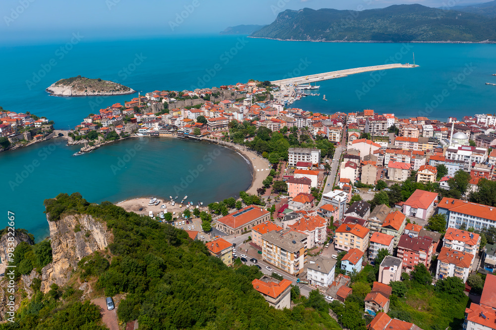 Obraz premium Beautiful cityscape on the mountains over Black-sea, Amasra. Amasra traditional Turkish architecture