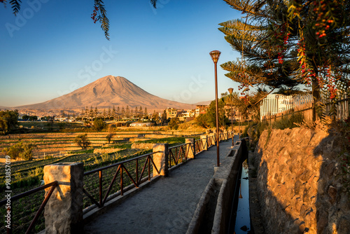 Volcan Misti en campiña de Arequipa