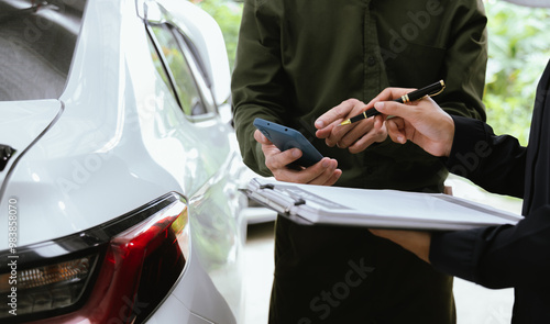 Foto Car rental dealer is signing a rental contract with a professional salesperson