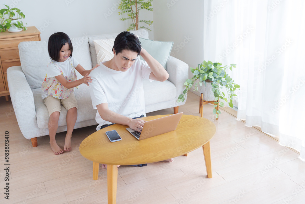 パパの仕事の邪魔をする子供 パパの仕事の邪魔をする子供