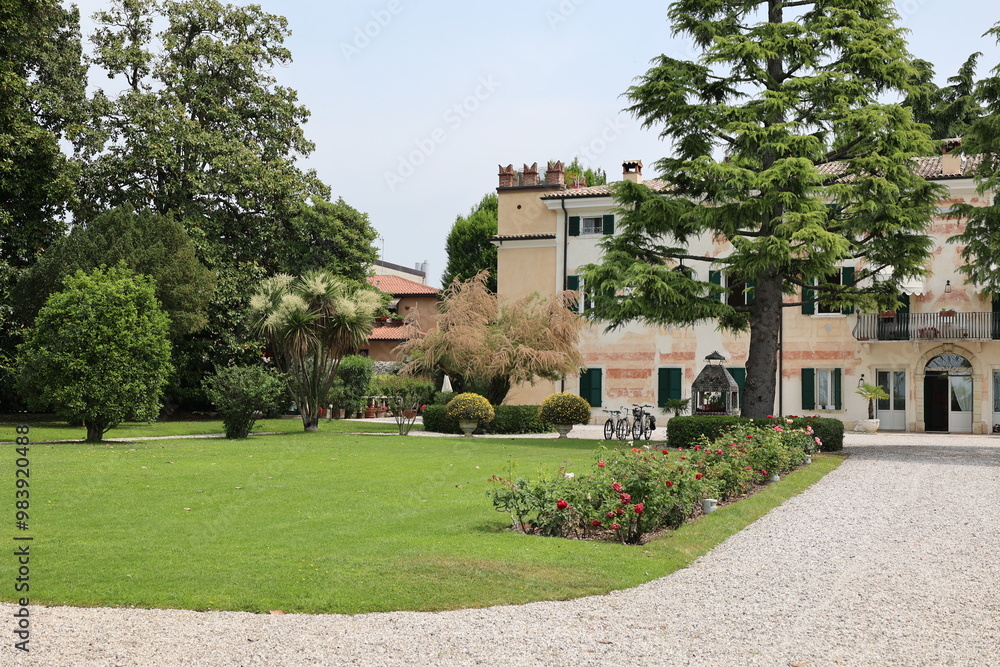 Obraz premium Schöner Frühsommertag in Bardolino am Gardasee