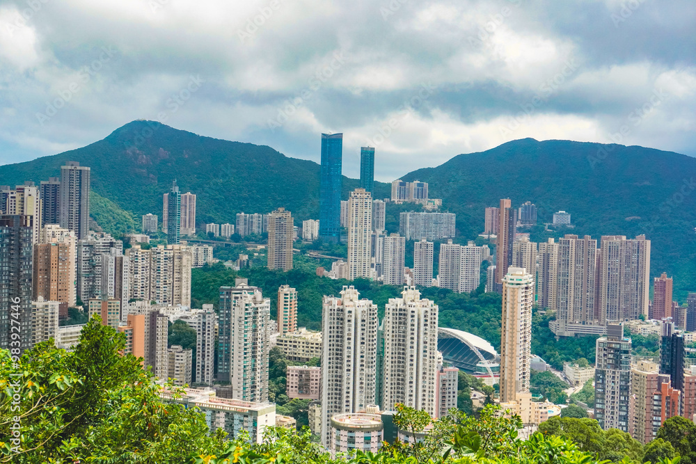 Obraz premium A beautiful cityscape of high-rise apartment buildings that surrounded by nature in the famous neighborhood of Hong Kong island
